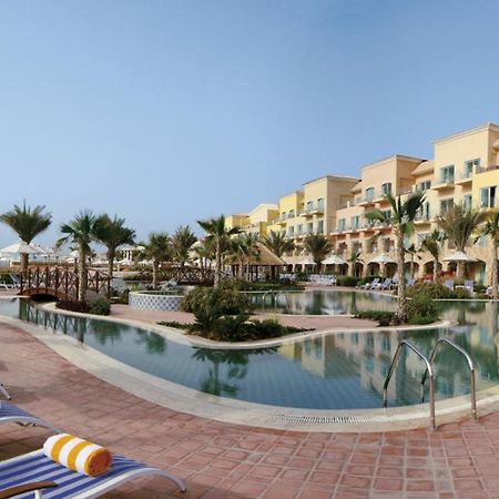 Moevenpick Hotel & Resort Al Bida'A Salmiya Экстерьер фото The swimming pool at the resort