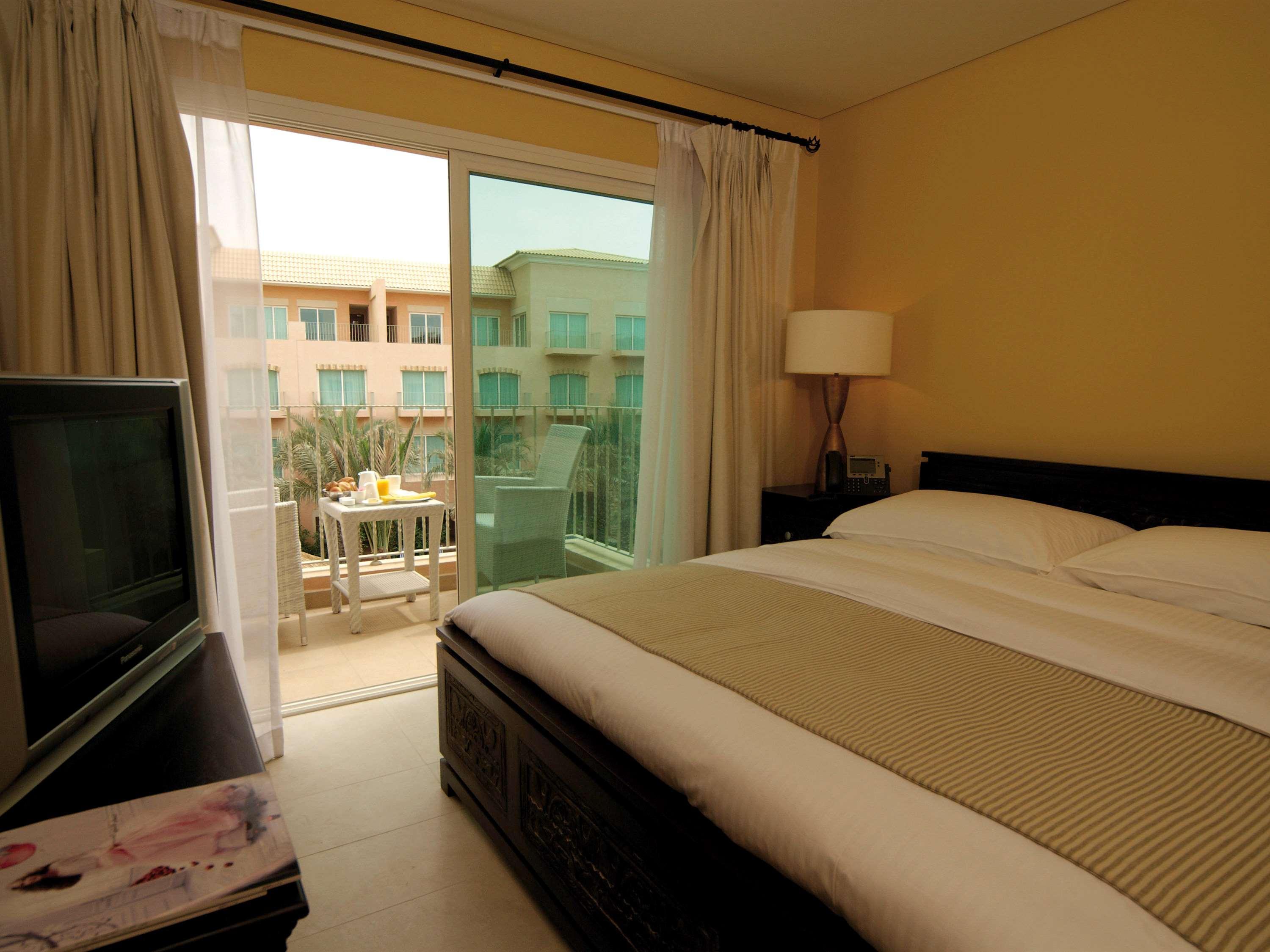 Moevenpick Hotel & Resort Al Bida'A Salmiya Экстерьер фото A bedroom at the hotel