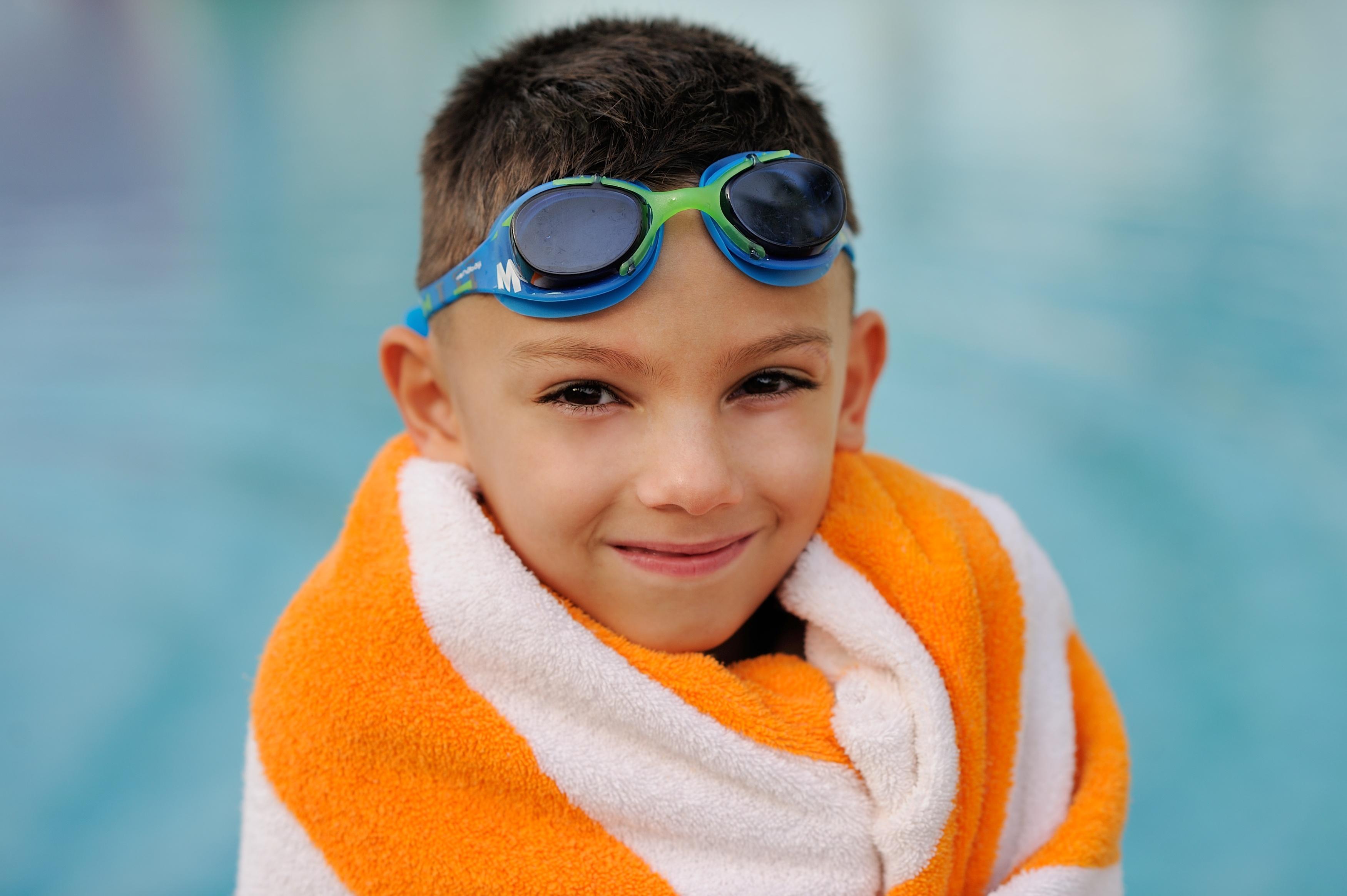 Moevenpick Hotel & Resort Al Bida'A Salmiya Экстерьер фото A child wearing swim goggles