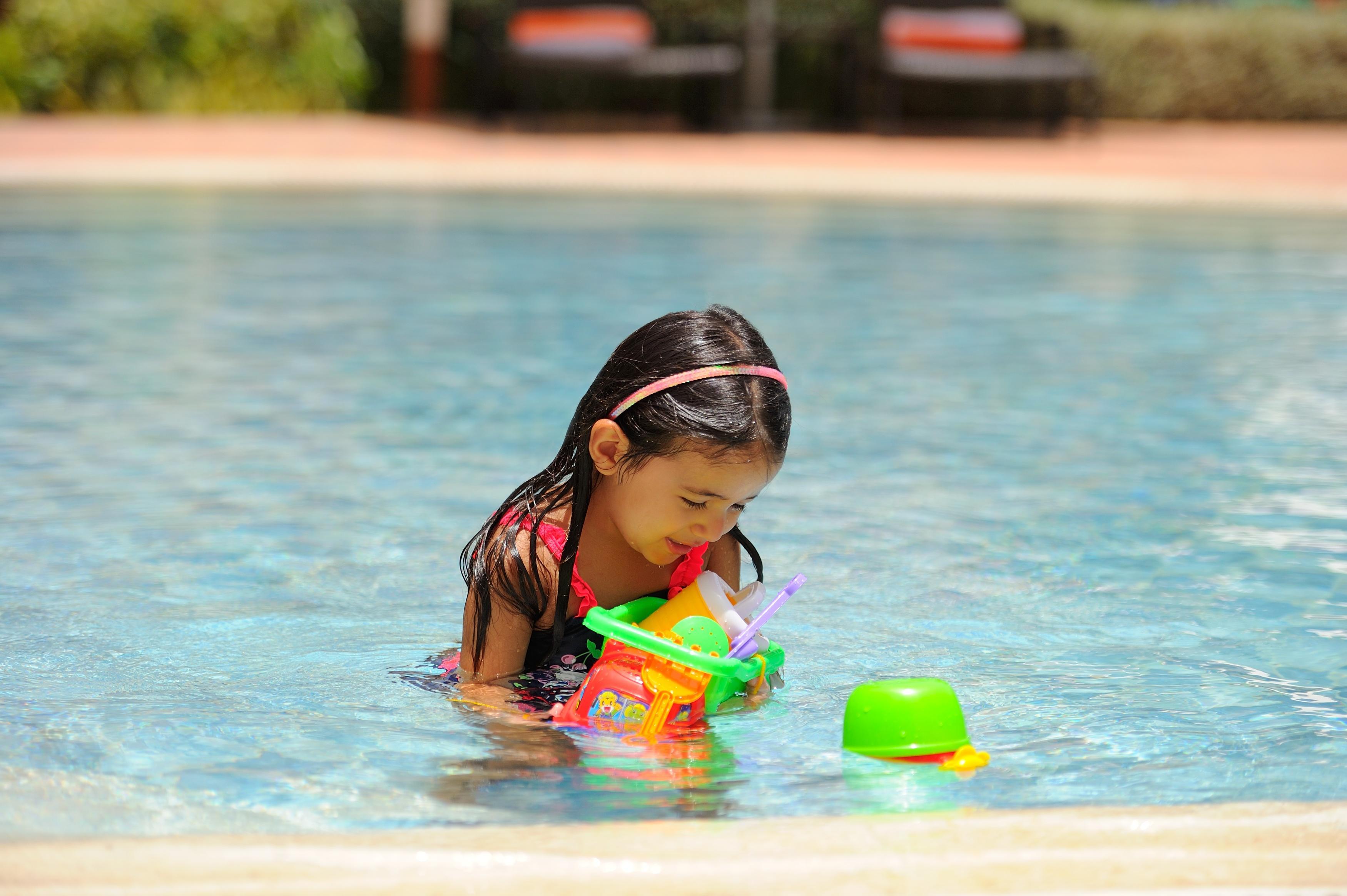 Moevenpick Hotel & Resort Al Bida'A Salmiya Экстерьер фото A child playing with toys in a swimming pool
