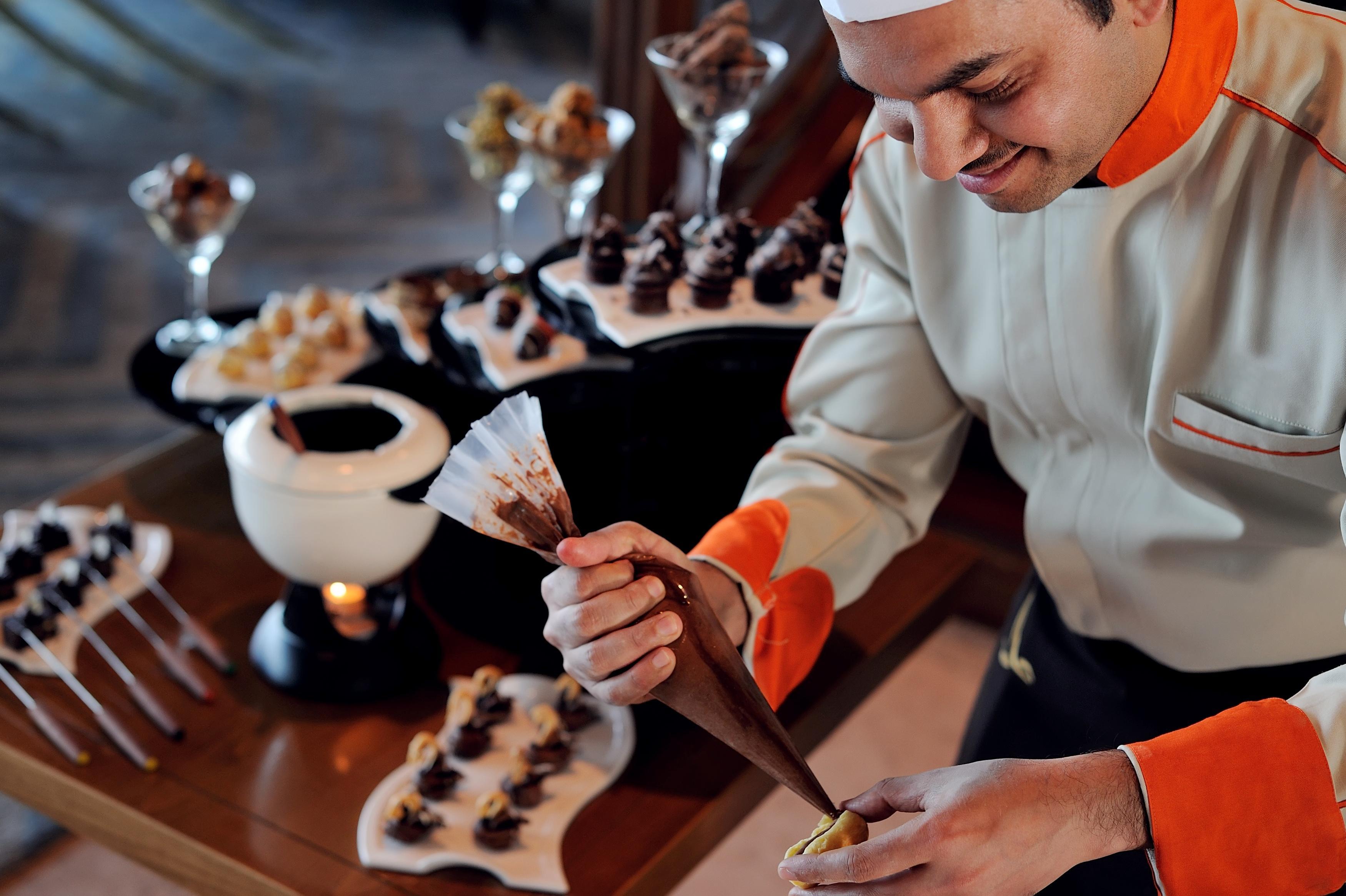 Moevenpick Hotel & Resort Al Bida'A Salmiya Экстерьер фото A pastry chef at work