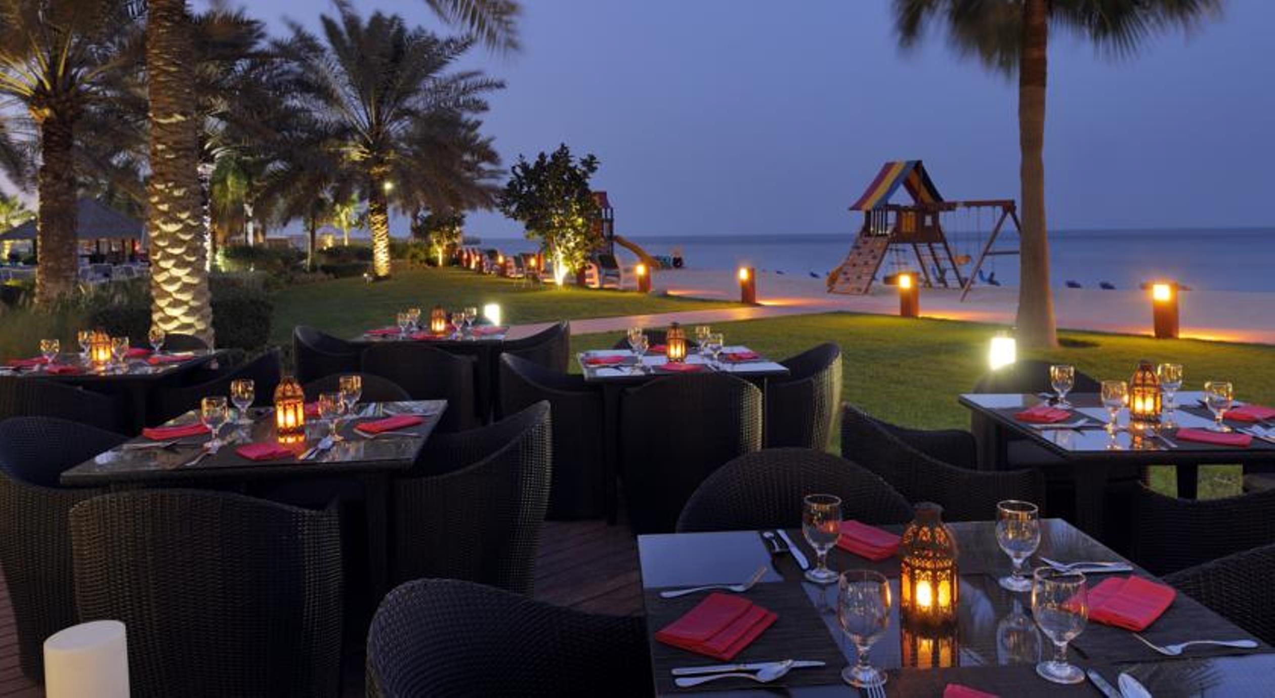 Moevenpick Hotel & Resort Al Bida'A Salmiya Экстерьер фото Beachfront dining at Jumeirah Beach Hotel