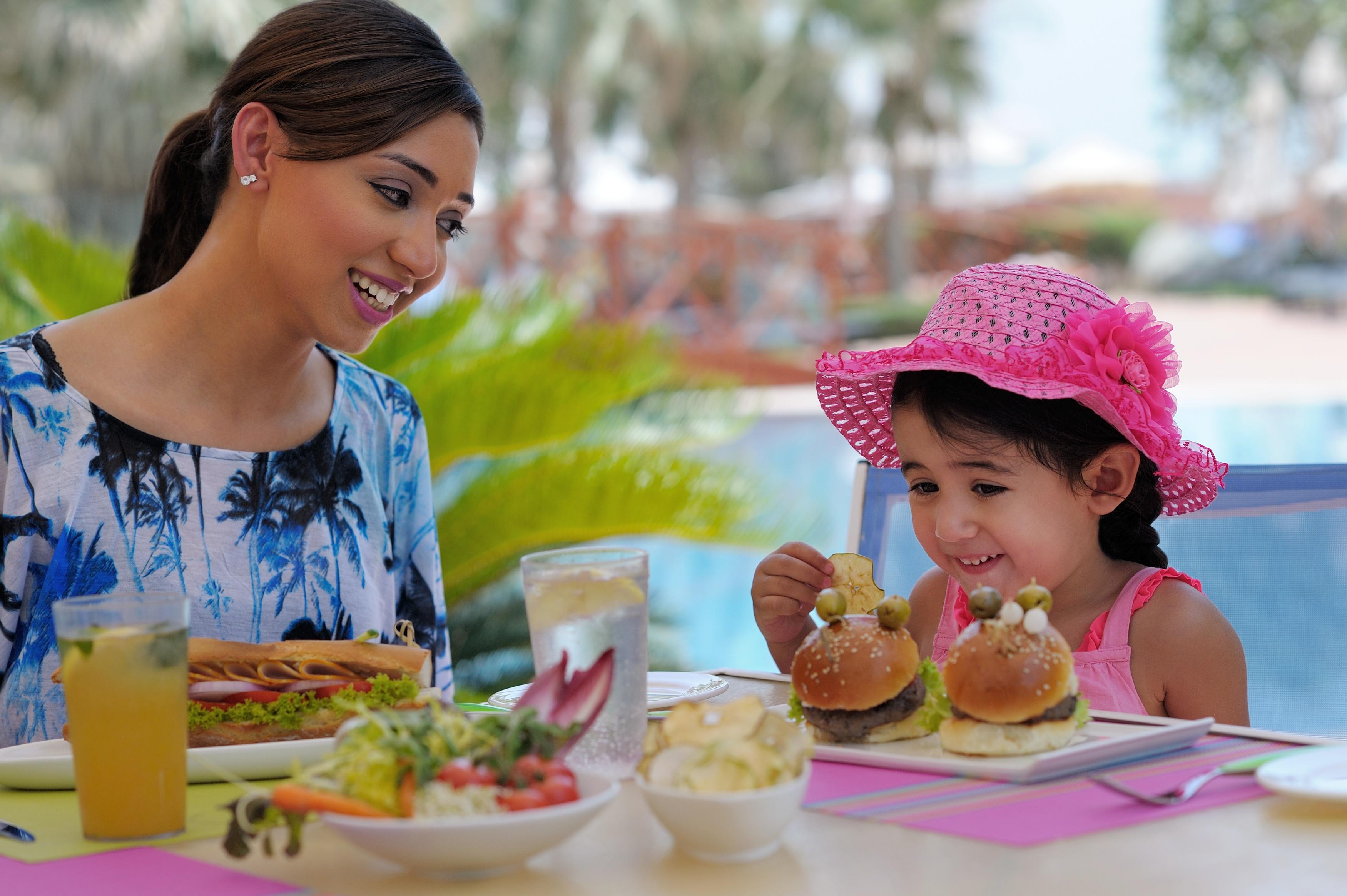 Moevenpick Hotel & Resort Al Bida'A Salmiya Экстерьер фото A mother and daughter eating lunch