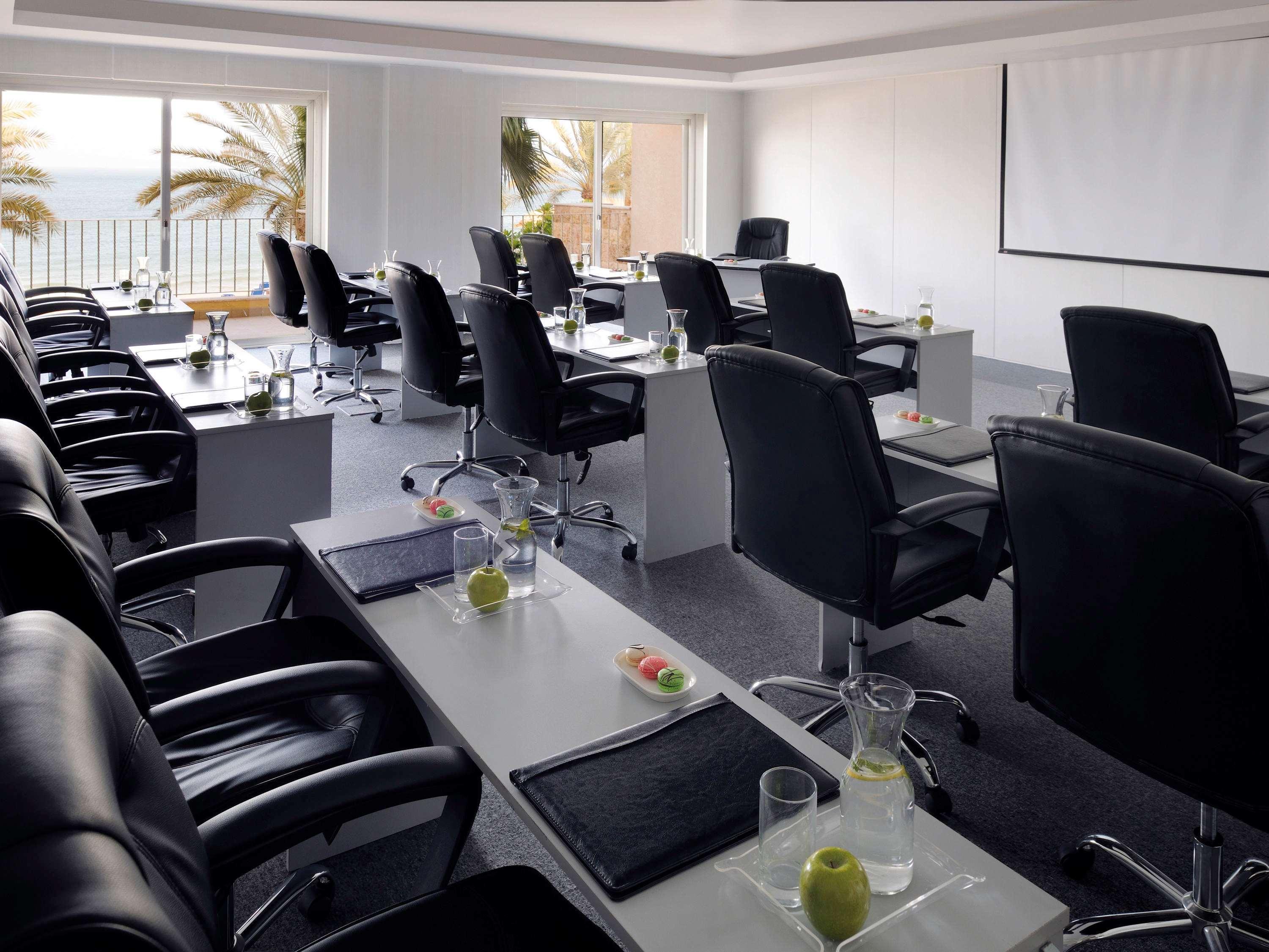 Moevenpick Hotel & Resort Al Bida'A Salmiya Экстерьер фото Meeting room