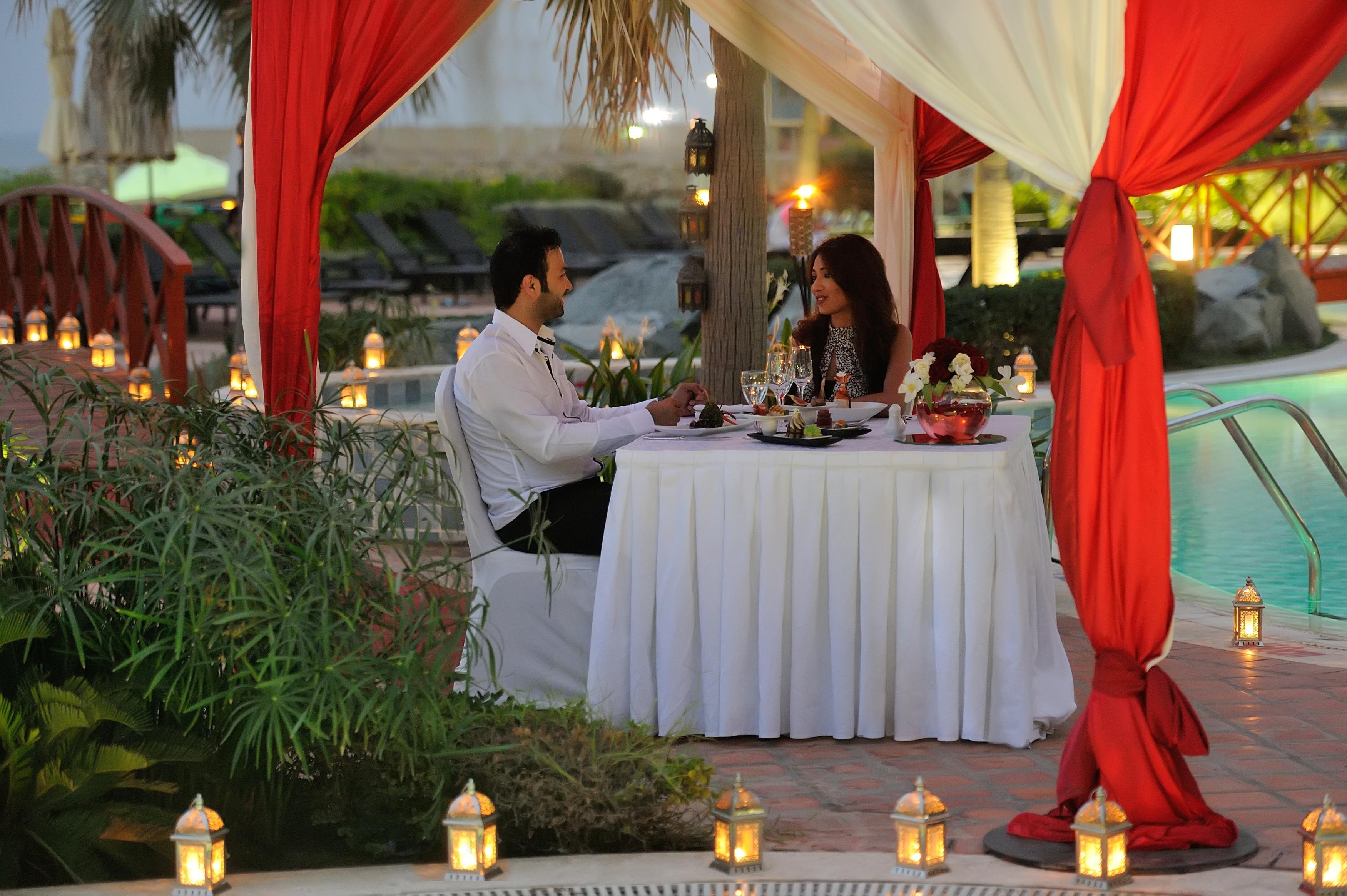 Moevenpick Hotel & Resort Al Bida'A Salmiya Экстерьер фото A couple dining at the resort