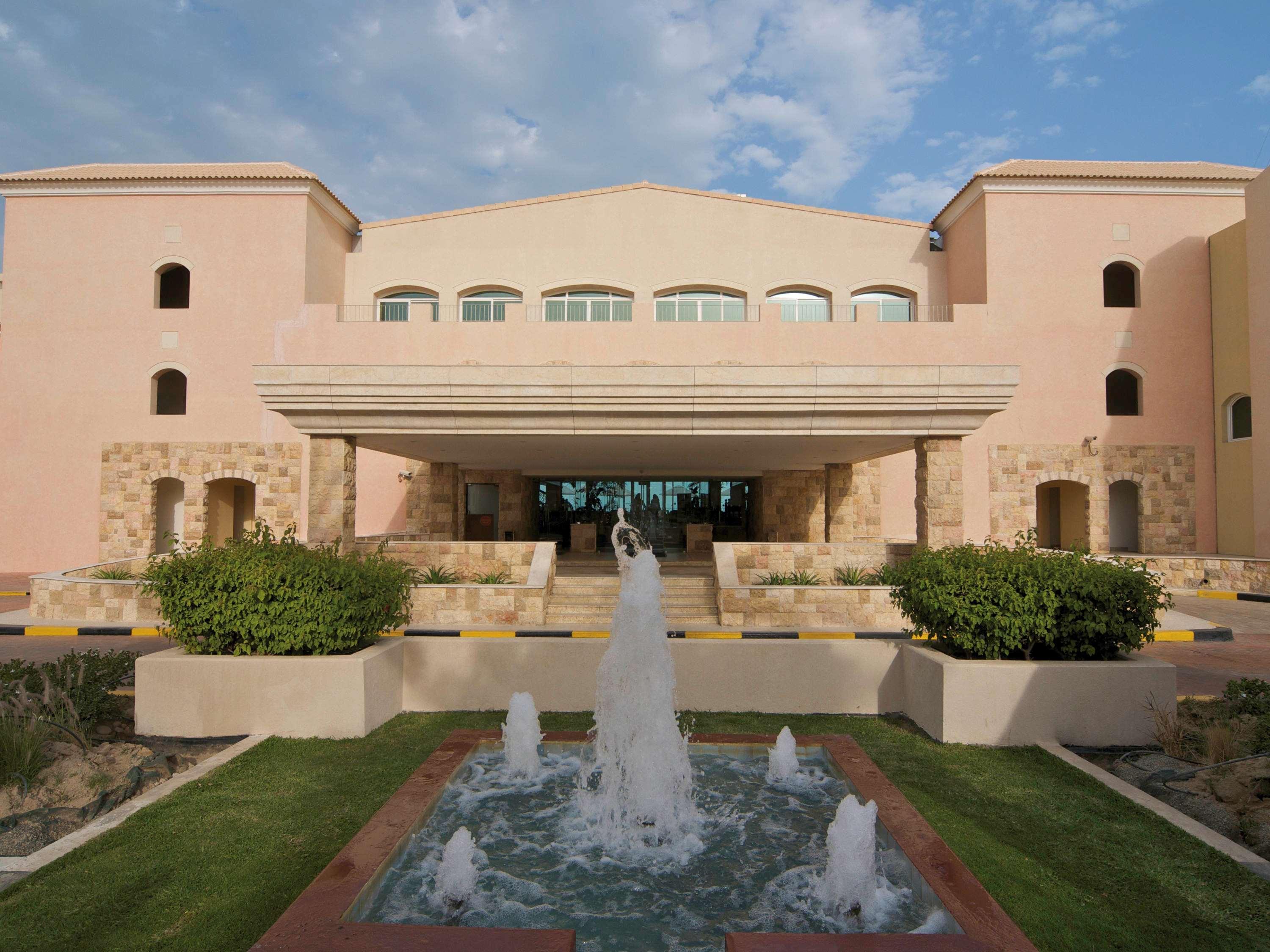 Moevenpick Hotel & Resort Al Bida'A Salmiya Экстерьер фото The University of Texas at Tyler
