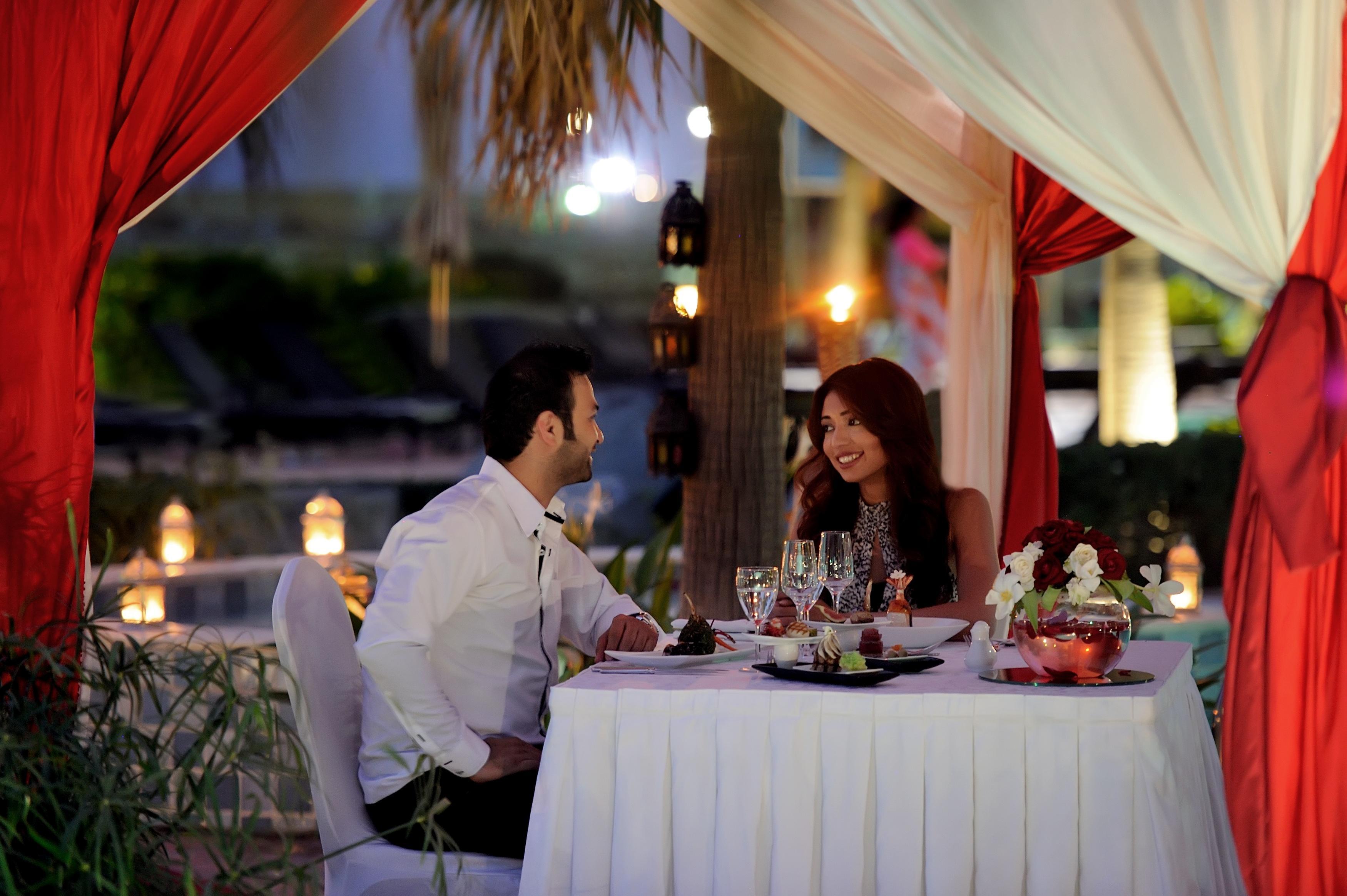 Moevenpick Hotel & Resort Al Bida'A Salmiya Экстерьер фото A couple dining at a restaurant