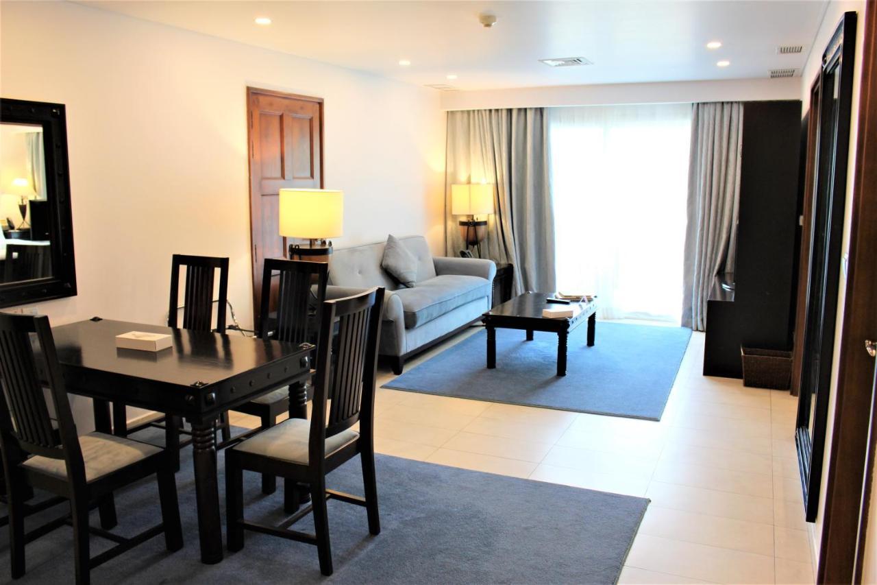 Moevenpick Hotel & Resort Al Bida'A Salmiya Экстерьер фото A living room in a suite at the hotel