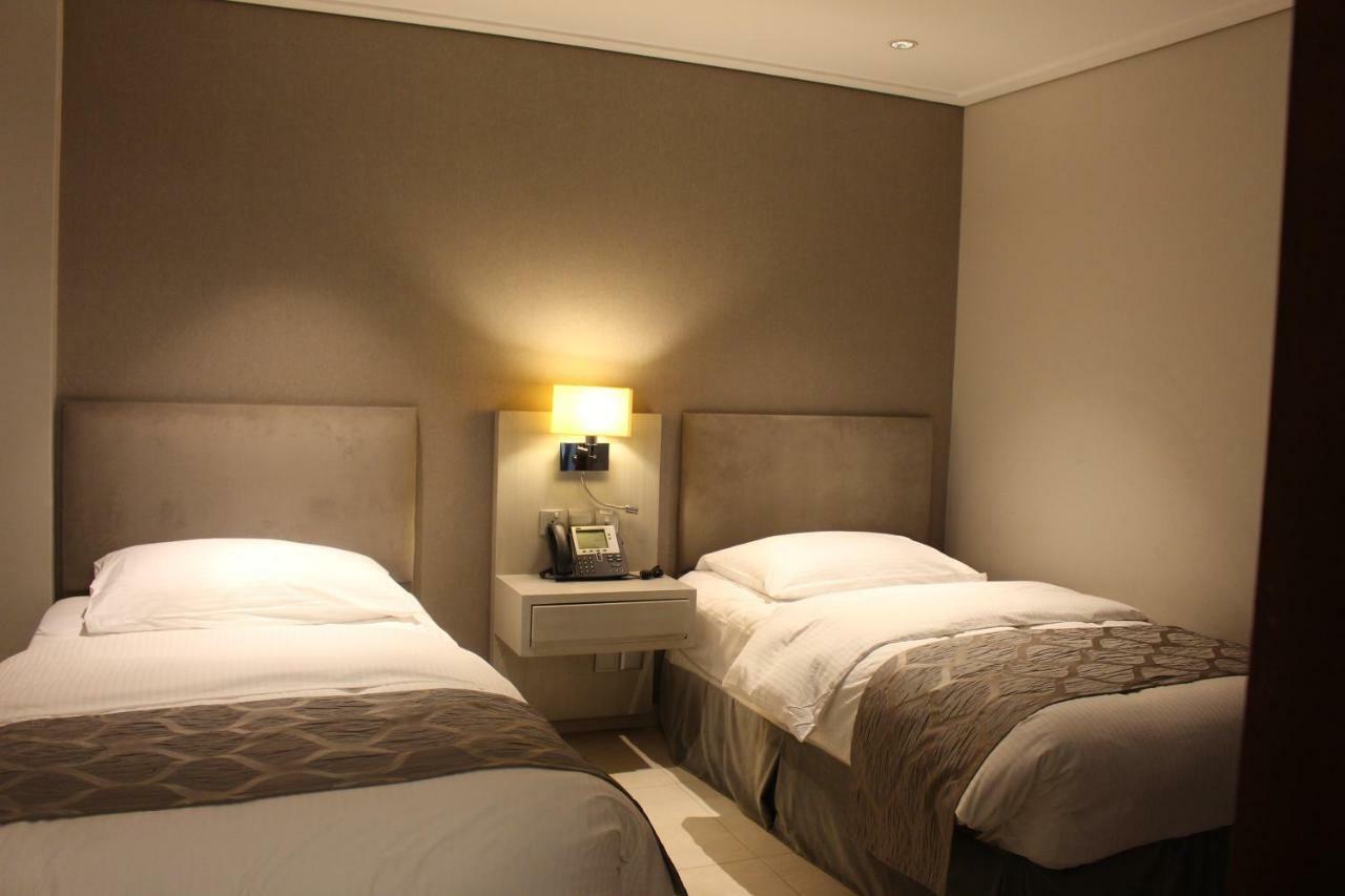 Moevenpick Hotel & Resort Al Bida'A Salmiya Экстерьер фото A room at the hotel